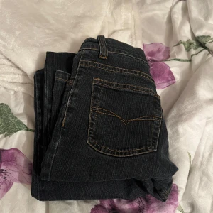 Blåa  jeans från Peppers - Säljer mina skitsnygga blåa jeans från Peppers i storlek 29. De har en klassisk femficksdesign med kontrasterande sömmar. Knappt använda😝