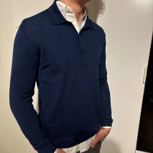 Mörkblå rugbytröja från Uniqlo S - Blå rugbytröja från märket uniqlo, storlek S. merinoull. Bra använt skick, inga defekter. Modell på bild är 182/67kg. Hör av dig vid eventuella frågor! Mvh CAVI
