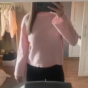 Rosa stickad tröja - Säljer en supermysig rosa stickad tröja i bra skick. 