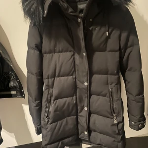 Hollies dunjacka strl 34 ny skick - Säljer Hollies strl 34, knappt använd då den är alldeles för stor runt midjan på mig ( jag är 1,56cm och väger cirka 45kg)  Den är mer åt S storlekshållet än XS 