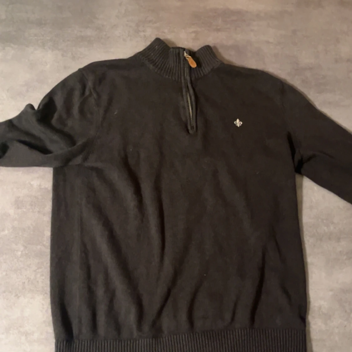 Svart tröja med dragkedja