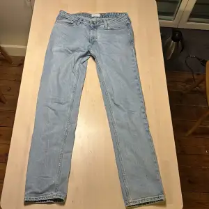 Säljer ett par ljusblå regular fit jeans från Jack & Jones i storlek 32/34. Brallorna är knappt använda och har inga defekter!