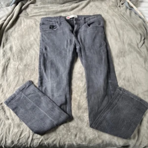 Grå jeans från Levi's - Säljer ett par grå Levi's jeans i bra skick. De är slim fit jeans i storlek W28 och L28. Perfekta för både vardag och fest! 