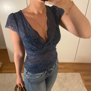 Blå spets topp - Så snygg spets topp perfekt till vardags eller fest 💕💕💕jätte vacker!!!