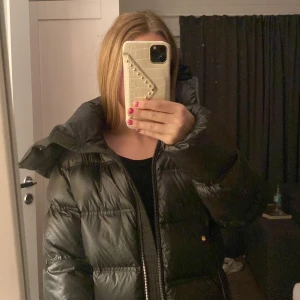 Massimo dutti jacka - INTRESSENOLL!!! Oliv grön Massimo dutti jacka. Slutsåld överallt! Inga tecken på användning förutom den öglan man hänger jackan i är av på ena sidan! Jätte fin och varm ! 