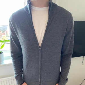 Grå merinoulltröja från These Glory Days - Säljer en stilren grå tröja i merinoull från These Glory Days. Tröjan är i mycket bra skick och nypris ligger runt 1100. 