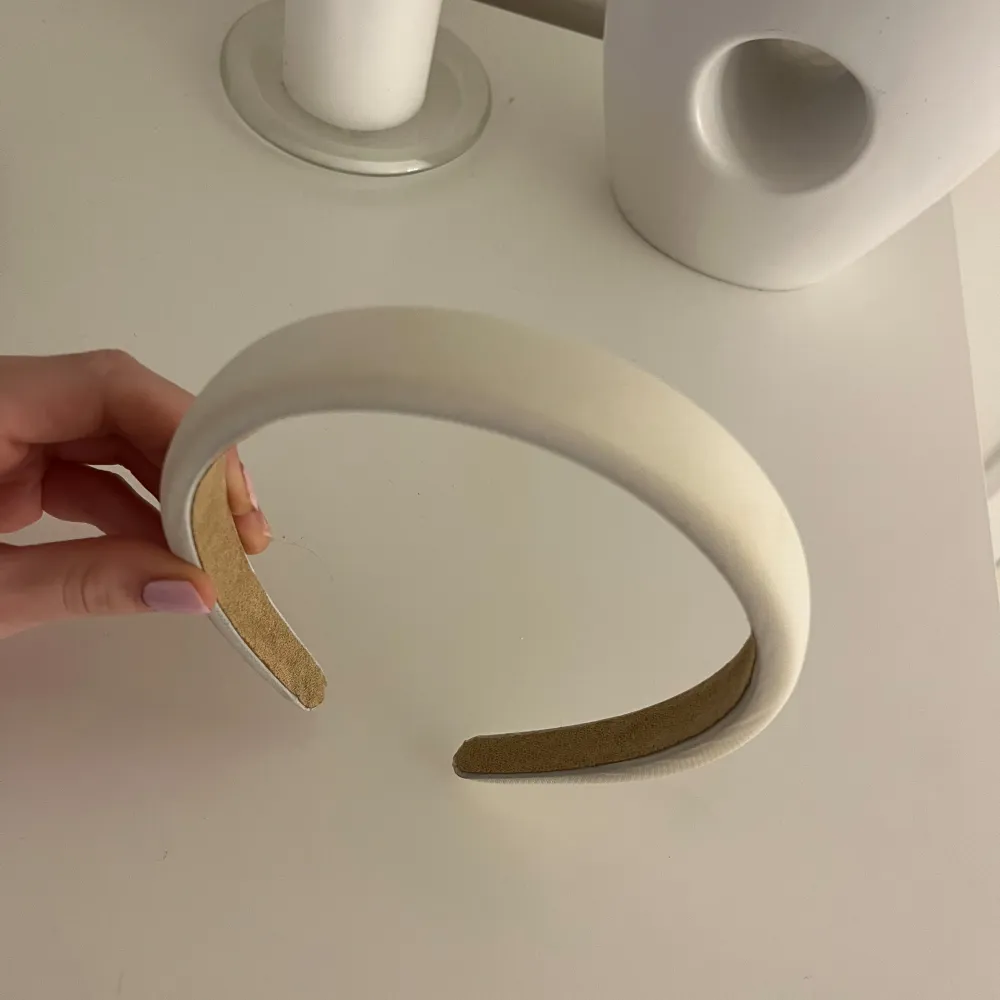 Snyggt och stilrent vitt diadem. Köpt från shein, knappt använt.. Asusteet.