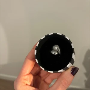 Stilren Edblad ring - Säljer en snygg och modern silverring med en unik, böjd design. Perfekt för att ge din outfit en cool touch. Ringen är i mycket bra skick och passar till både vardag och fest. Den är bekväm att bära och ger en stilren look.