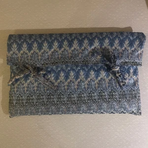 Datorfodral - Säljer detta datorfodral jag sytt själv måtten är ca 22x32 cm. Såå fin och UNIK