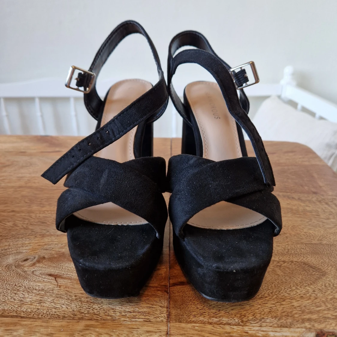 Svarta sandaler med klack