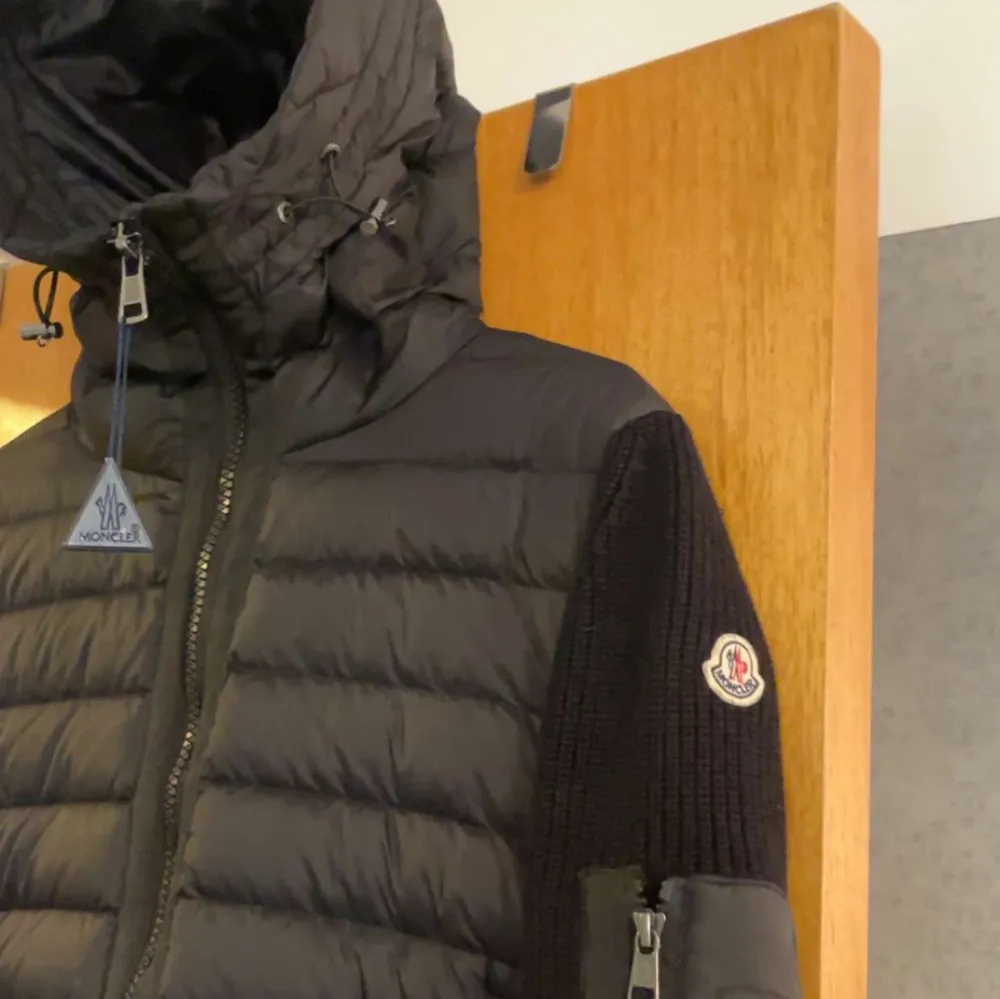 Säljer nu min cardigan från Moncler då den inte kommer till någon användning längre. Det är väldigt bra skick på den då jag knappt använt den, Perfekt nu när det är höst/vinter! Har ni några funderingar så tveka inte på att höra av er!. Jackor.