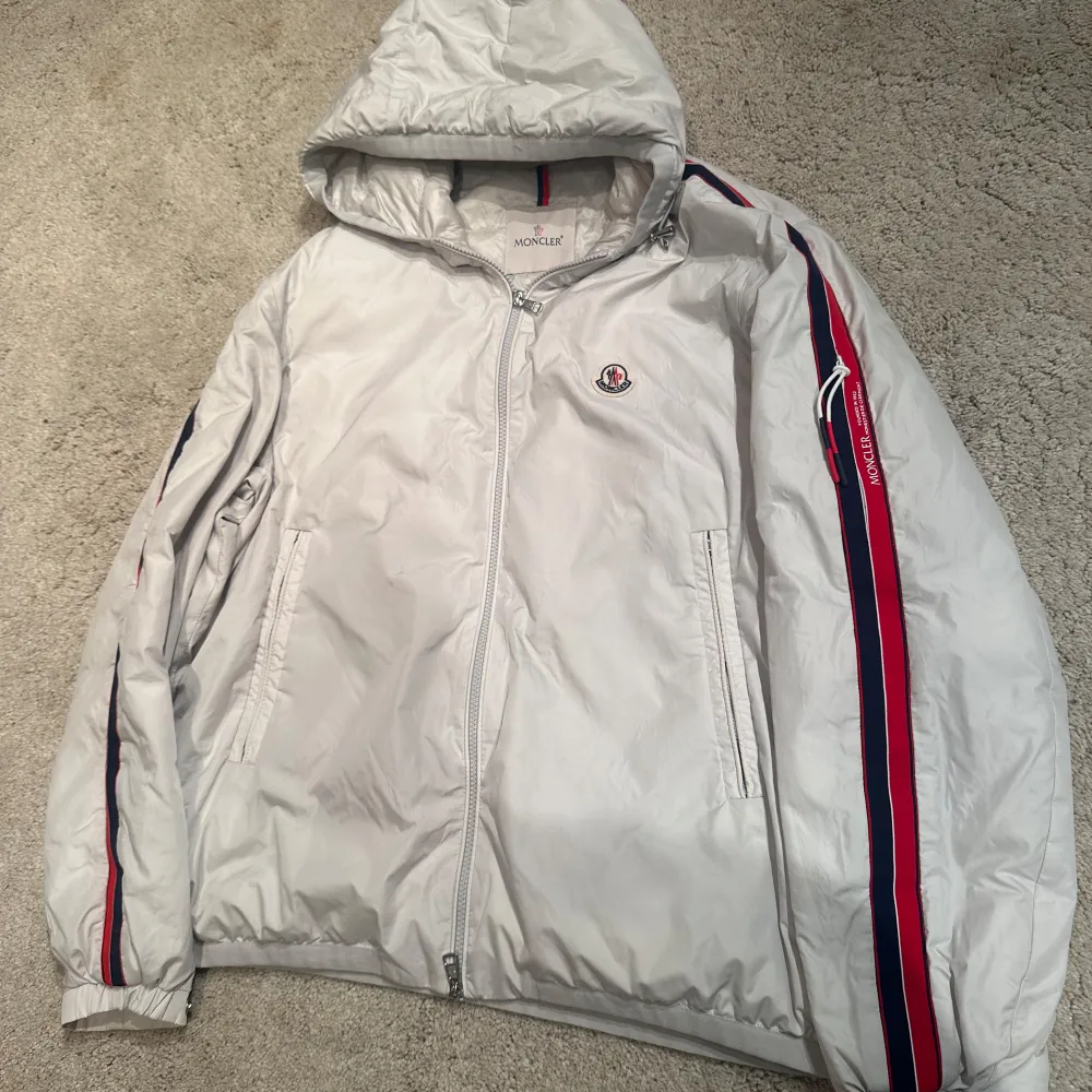 Moncler jacka. Storlek 4/Xl. Super fint skick, nya modellen. Pris 4999kr. . Jackor.