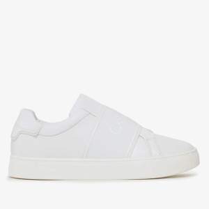 Snygga vita sneakers från Calvin Klein i skinn. De har en stilren design med elastiska band över foten istället för traditionell snörning. Perfekta för en casual look och passar till nästan allt i garderoben. Sulan är vit och har ett diskret mönster för bra grepp. Perfekta för vår och sommar!