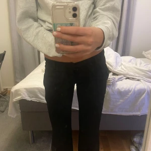 lågmidjade bikbok kostymbyxor - dessa kostymbyxor i storlek 34 minsta storleken alltså. De är super lågmidjade och ha slits där nere