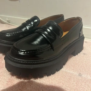 Svarta loafers - Aldrig använts  Lite höga klackar 