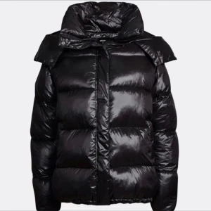 Svart pufferjacka - Säljer denna eftertraktade svarta, bikbok, pufferjackan i storlek s. Lånad bild, men säljer exakt likadan. Den är i jättefint skick och säljs då den ej kommer till användning. Säljs för 699kr, använd gärna köp nu😊