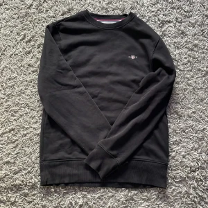 Gant Sweatshirt - En gant sweatshirt som aldrig är använd. Säljer den för att den är för stor.