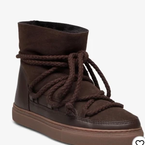 Bruna boots från Inuikii - Säljer ett par snygga bruna boots från Inuikii. Använda en vinter ett snöre har gått upp men annars i bra skick🌸 Skriv för egna bilder
