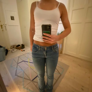 Lågmidjade bootcutjeans - Säljer ett par snygga bootcut jeans från Zara i storlek 34 som är slutsålda. De är i bra skick och har en klassisk femficksdesign. Perfekta för vardag och nu till vintern! Köpta för ungefär 350kr💙