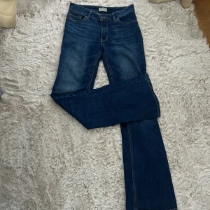 Blå jeansbyxor - Säljer ett par klassiska blå jeansbyxor i mycket bra skick. De sitter som en smäck och är skit snygga. Tyvärr för som för mig. Dem är low waist bootcut och säljer dem för jätte bra pris.