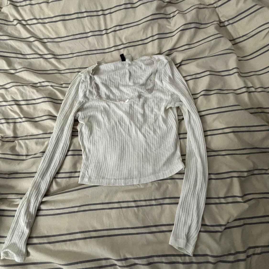 Vit ribbad långärmad topp - 90