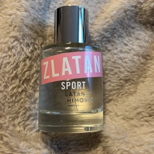 Zlatan Sport Parfym - Säljer en fräsch och sportig parfym från Zlatan Ibrahimovic Parfums. Flaskan är genomskinlig med en rosa etikett och silverfärgat lock. Innehåller 50ml, endast testat!