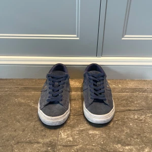 Blå Ralph Lauren skor i mocka - Säljer ett par snygga Ralph Lauren skor i mocka storlek 40. De är i fint skick och har endast används någon månad. Nypris är ca, 1200kr.