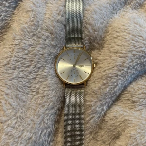 Klocka från Regal - Snygg och stilren klocka från Regal med en silverfärgad urtavla och guldfärgad boett. Använd fåtal gånger 🕒✨