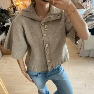 Säljer en superfin beige stickad kofta. Den har trekvartsärmar som gör den perfekt för både höst och vår. Koftan är i mycket bra skick och passar perfekt till jeans mm. I jätte bra kvalitet ❤️❤️med mohair i sig