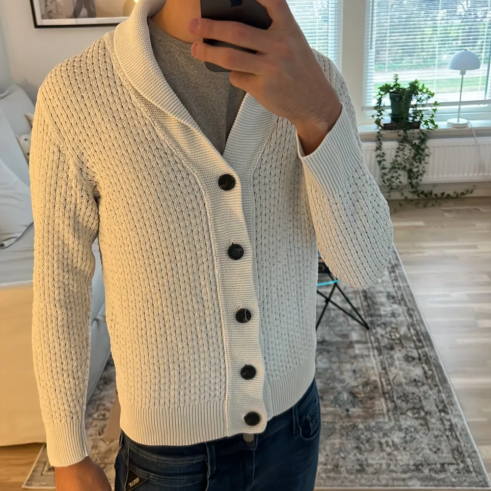 As skön cardigan från zara, passar perfekt till hösten, priset kan diskuteras!. Stickat.