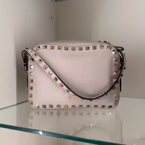 Valentino Rockstud Crossbody Bag. Köpt för cirka 2 år sedan men sparsamt använd och i mycket bra skick. Nypris 13.000 🩷