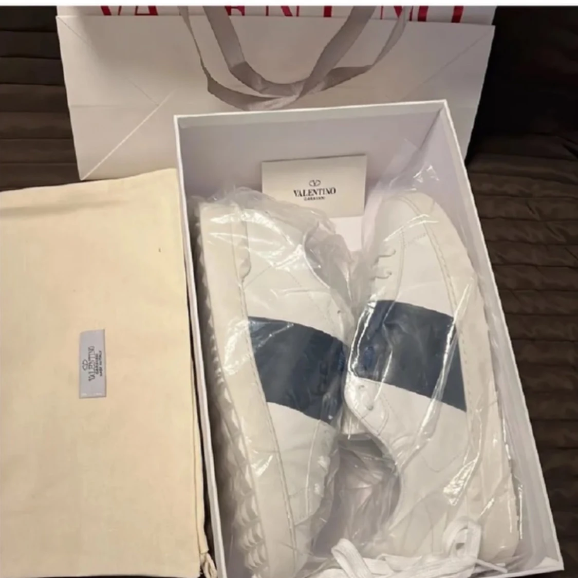 Valentino Garavani sneakers i vitt och blått - 92