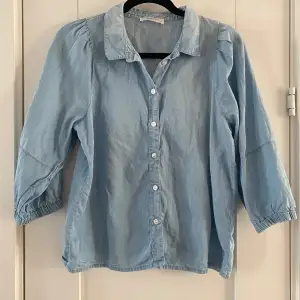 Jeansblus i strl xs från MSCH Copenhagen, modell Jaina 3/4 shirt.  Använd men i fint begagnat skick.  Mått Över bröstet: ca 49 cm Längd från axeln och ner: ca 59 cm  65% tencel och 35% bomull   Kommer från ett djur och rökfritt hem.