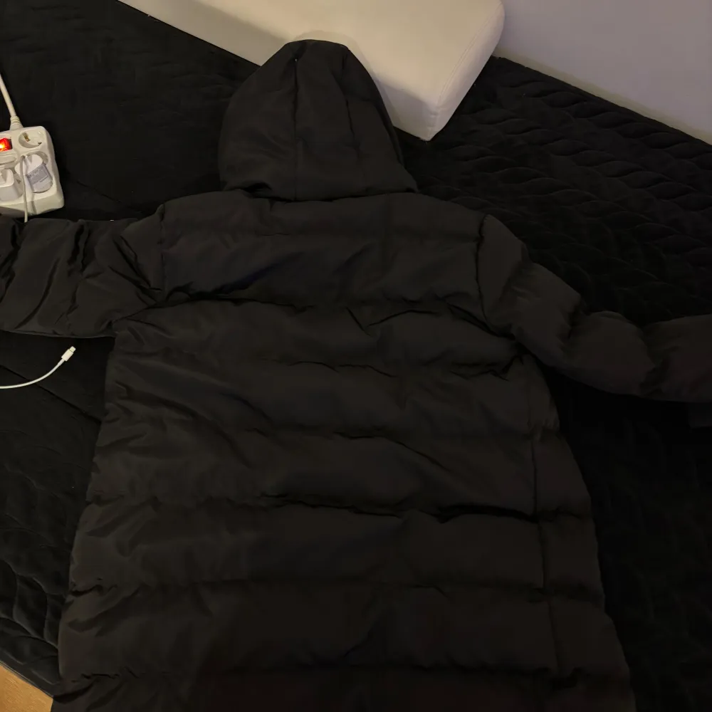 Säljer en snygg svart pufferjacka från Moncler i mycket bra skick och knappt använd! Jackan har en dragkedja och Moncler-logga längs ärmarna. Perfekt för kalla dagar med sin varma och vadderade design. Den har en huva för extra skydd mot väder och vind. Storlek M men passar S också😊. Jackor.