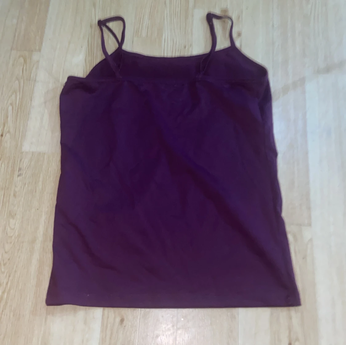 Vinröd linnetopp från Bik Bok - 91