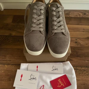  loubs - Helt nya loubs i den vackra förgen grå, storlek 43. Priset är inte hugget i sten. Meddela vid funderingar