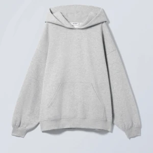 Grå hoodie från Weekday - Säljer en supermjuk och bekväm grå hoodie från Weekday. Perfekt för kyliga dagar med sin oversized passform och stora ficka framtill. Den har långa ärmar och en klassisk huva. Säljer då den tyvärr är lite liten.