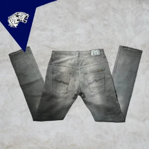 Grå nudie jeans - Säljer ett par riktigt feta grå nudie jeans i slimfit passform. Storlek 32/34. Passar nån mellan 180-190. Det är bara att höra av sig ifall man undrar något!:)