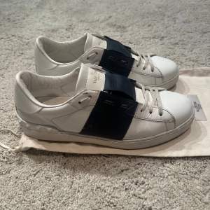 Valentina garavani open sneakers. Storlek 43. Fint skick kommer med dustbag. Pris 2499kr färg navy blue.