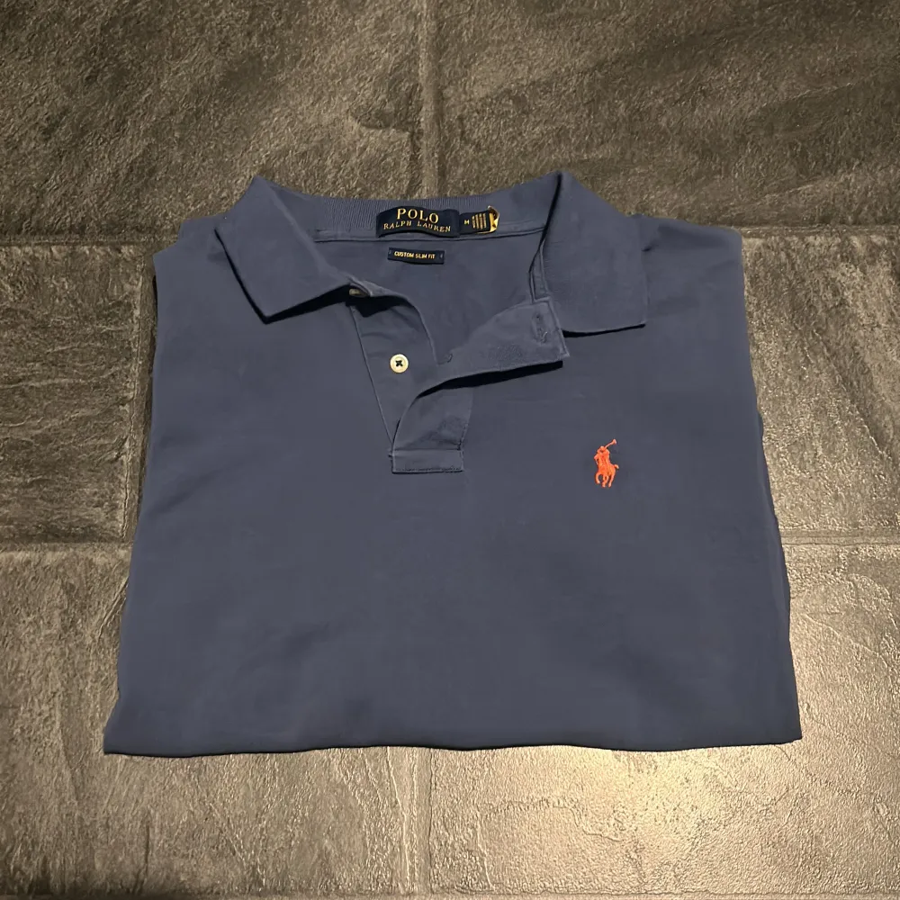 Ralph lauren piké i nyskick, inga flaws! 🙌 Storlek M (custom slim fit✅) så kan även passa S 🤠Bara att höra av er vid funderingar 📩🤠. T-shirts.