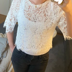 Vit spetsblus från Amisu - Säljer en superfin vit spetsblus från Amisu i storlek S. Blusen har trekvartsärmar och är croppad, vilket ger en trendig look. Perfekt för både vardag och fest! Exklusive frakt. 