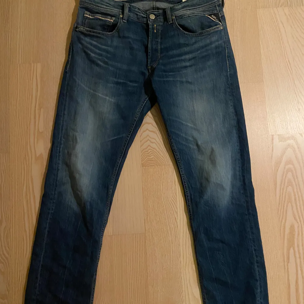 Säljer ett par snygga blå jeans från Replay i modellen Grover. Riktigt bekväm passform. Perfekta för både vardag och fest! 🕺strl 32 passar mig som är 187 bra. Köpta på jeansbolaget för runt 1700 mitt pris 800 kan gå ner vid snabbt köp. Perfekt till vintern!. Jeans & Byxor.