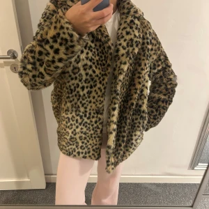 Leopardmönstrad pälsjacka  - Säljer en supercool leopardmönstrad pälsjacka i storlek S. Jackan är perfekt för höst och vinter och har långa ärmar. Den är i mycket bra skick och ger en lyxig känsla med sitt mjuka material.