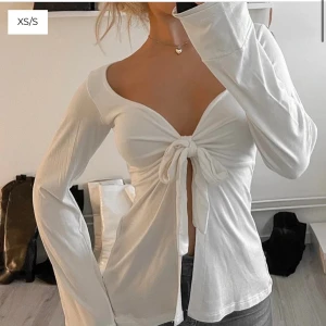 Vit topp med knytning  - Supergulliga tröja! Perfekt till både vardag och fest! Bra skick, skriv privat för egna bilder 