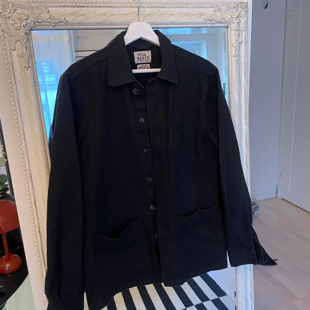 Säljer en svart overshirt från 157 i 100% bomull. Den har en klassisk krage och knappar framtill. Perfekt för höst och vår, med en normal passform som funkar till det mesta. Grym att ha över en tröja eller som tunn jacka. Storlek S men sitter ungefär som en oversized M. Takit.