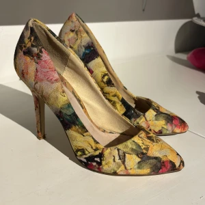 Pumps - Somriga klackskor. 9 cm klack