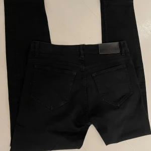 Tiger of Sweden jeans  - Hej. Säljer nu dessa as feta jeans från tiger of sweden. Modellen är evolve vilken motsvarar slimfit. Byxorna är i strålande skick! Han på bilden är 177cm lång och dom sitter väldigt bra! Stl 29/32. Pris kan diskuteras. Hör av er vid frågor!