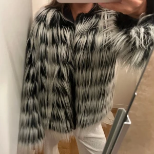 Svartvit pälsjacka - Så snygg och cool pälsjacka i ett så coolt mönster, jättebra skick!🥰