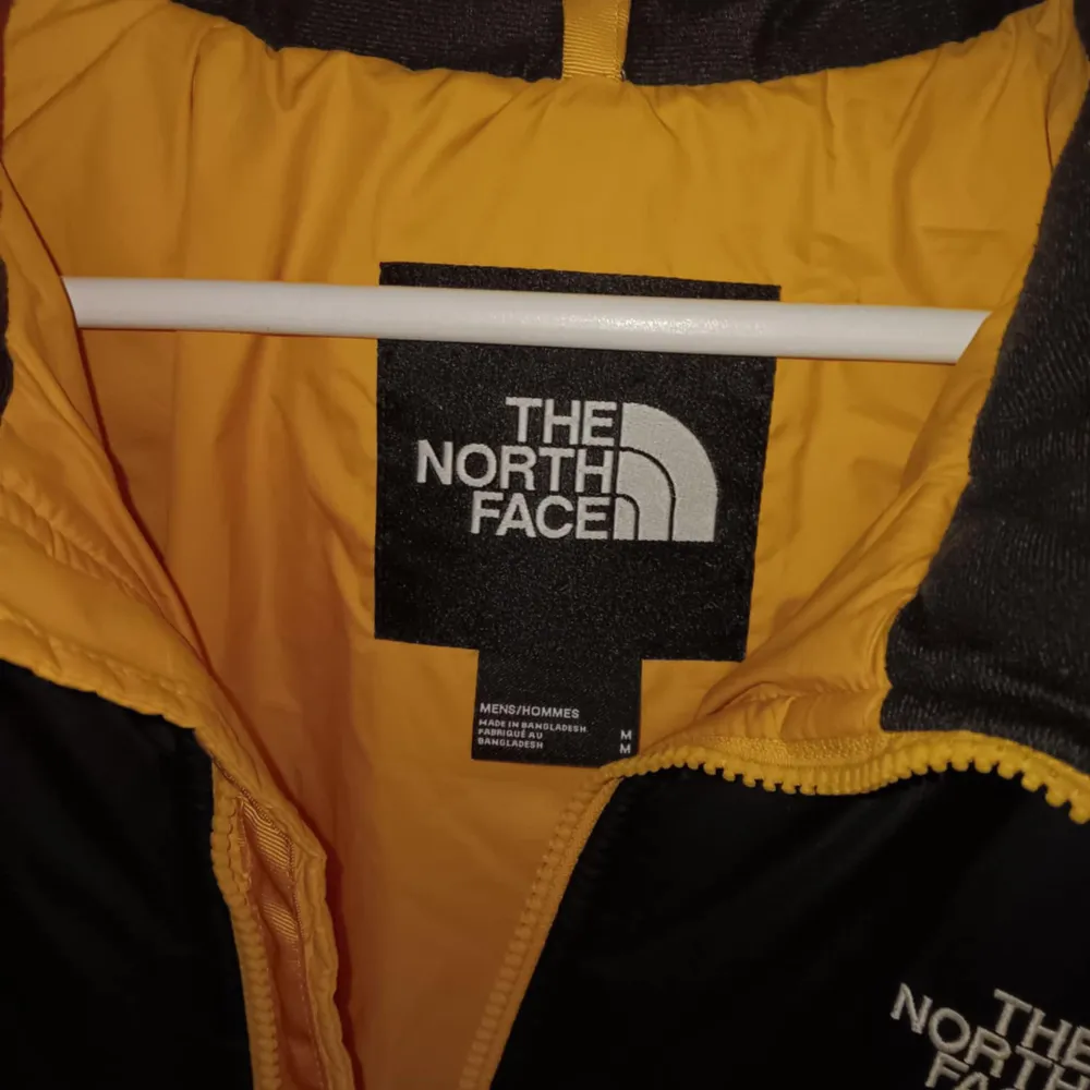 Säljer en skit snygg gul och svart north face puffer jacka jackan är använd i ungefär 1 vinter säsong den har även en liten reva vid armen men den är knappt synlig jackan är också nyligen hand tvättad med skicklighet. Jackor.