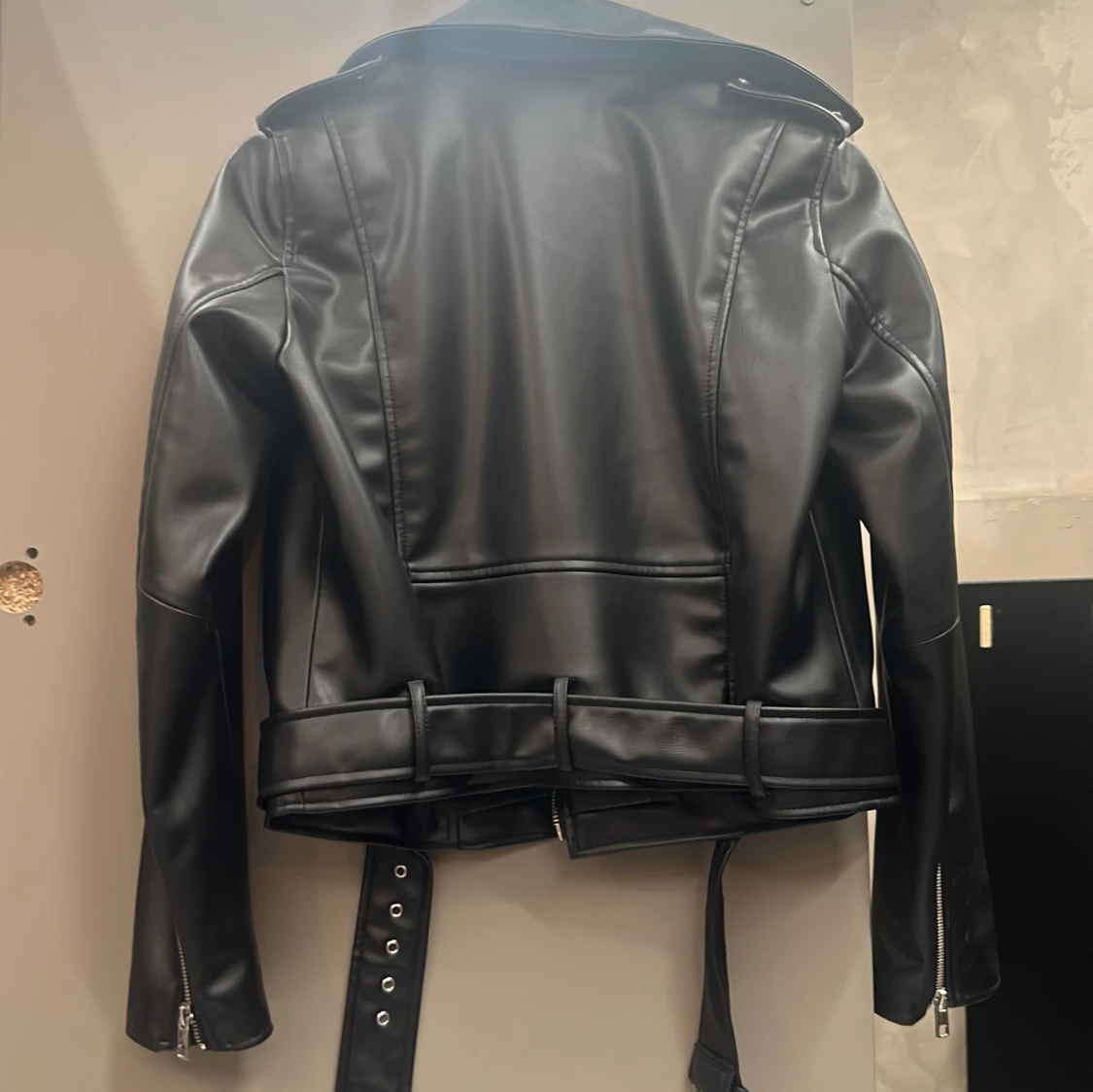 Svart skinnjacka från Zara - 90